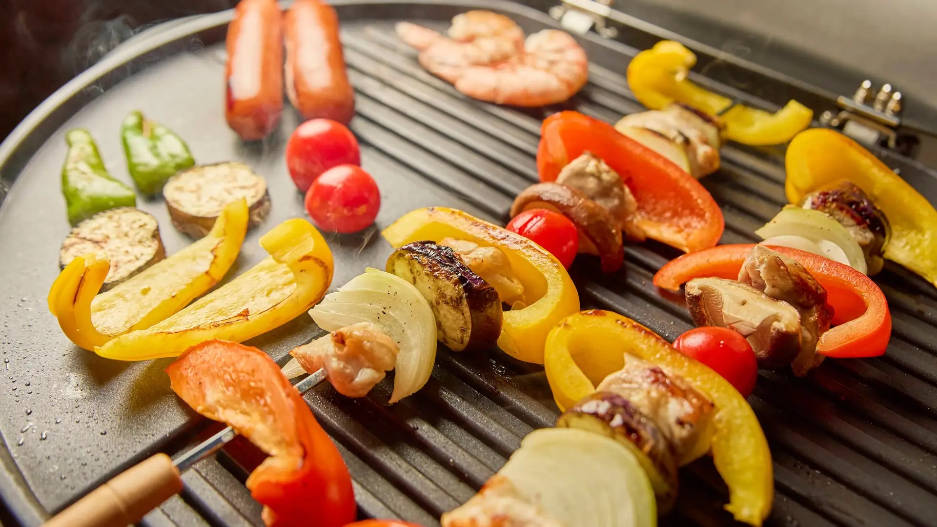 森に囲まれたウッドデッキでBBQ