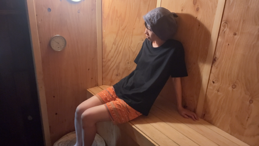 明るい森を眺めながら1回目のサウナ