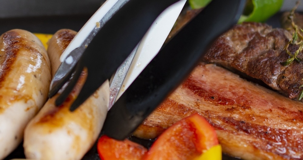 森に囲まれたデッキでBBQを楽しむ