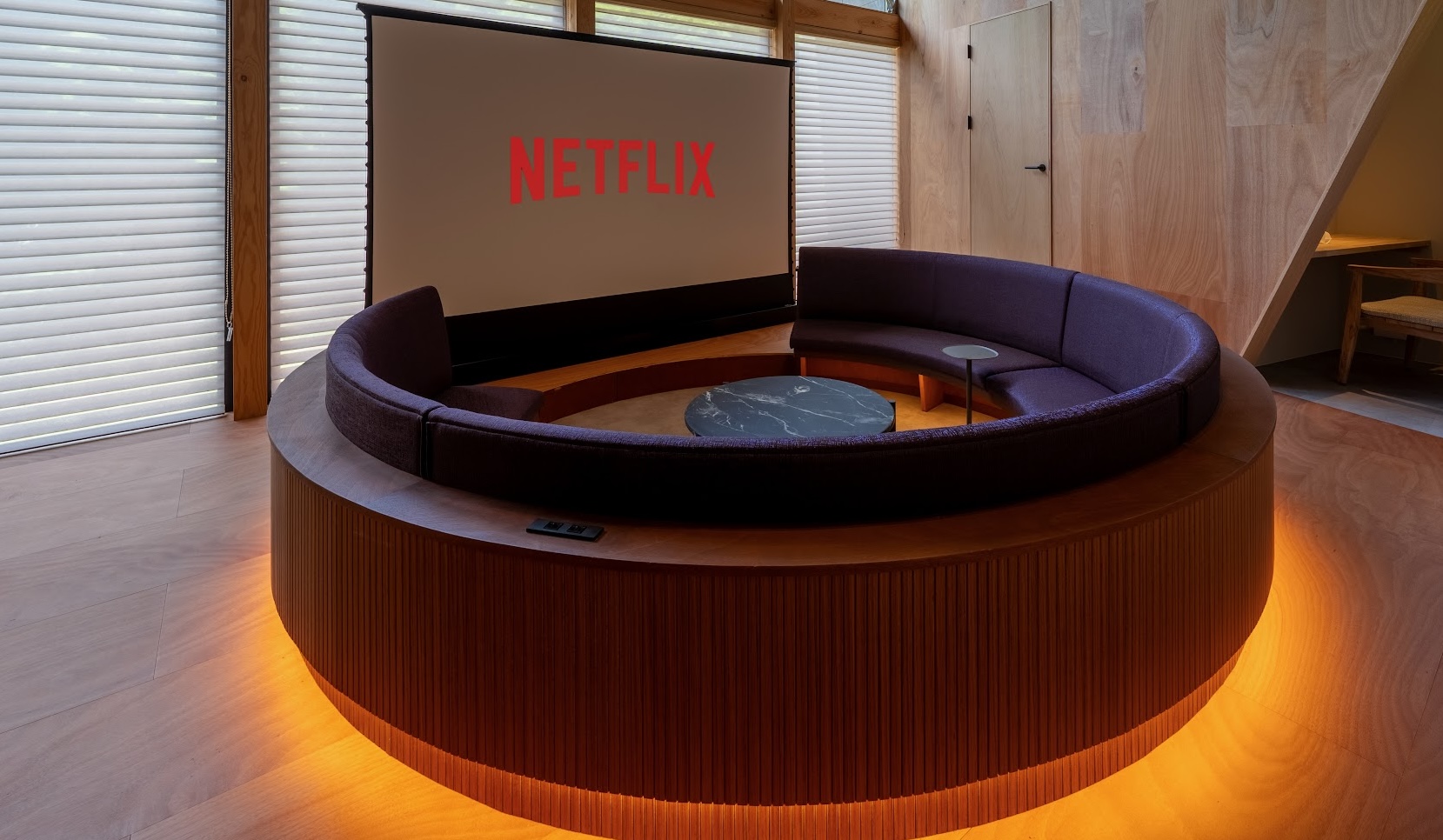室内で映画やコーヒーを楽しむ夜