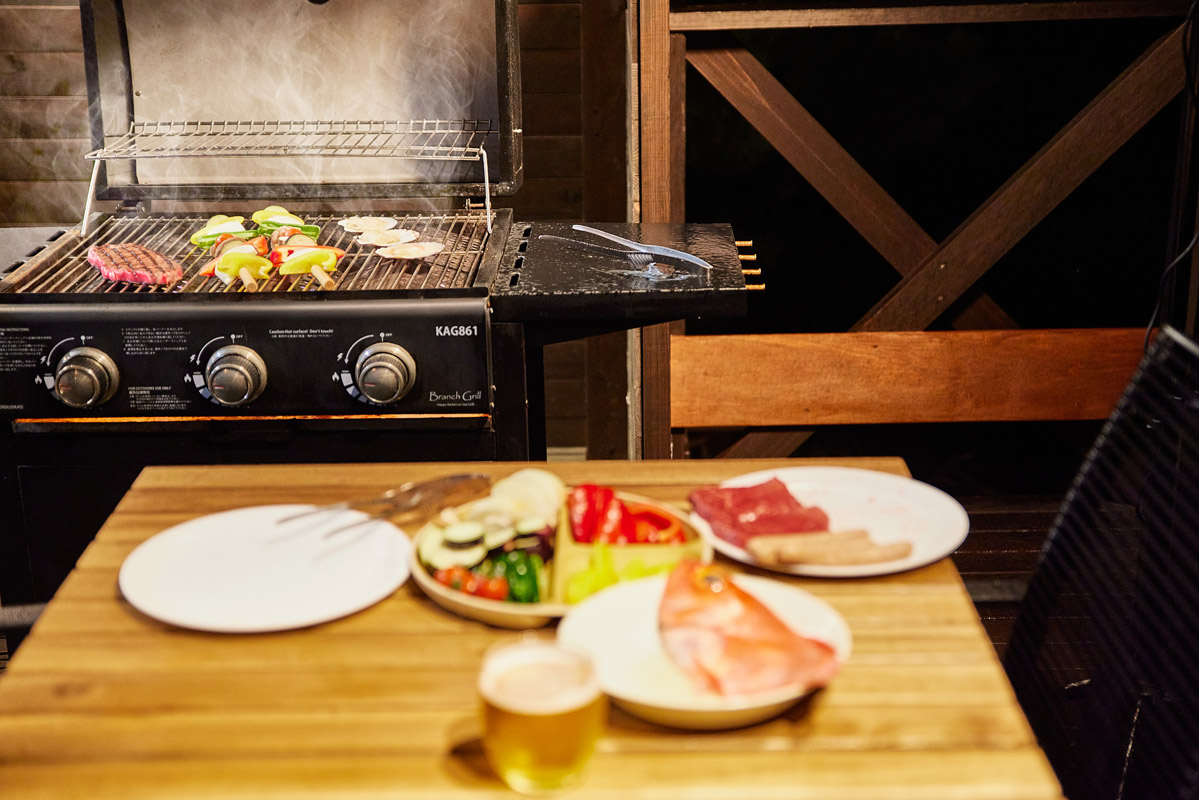 空の色が変わる夕暮れ時にウッドデッキBBQ