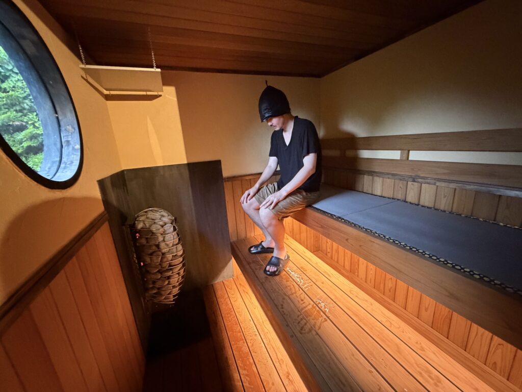 丸窓から森を眺めながら、自分好みの熱を楽しめるサウナ2