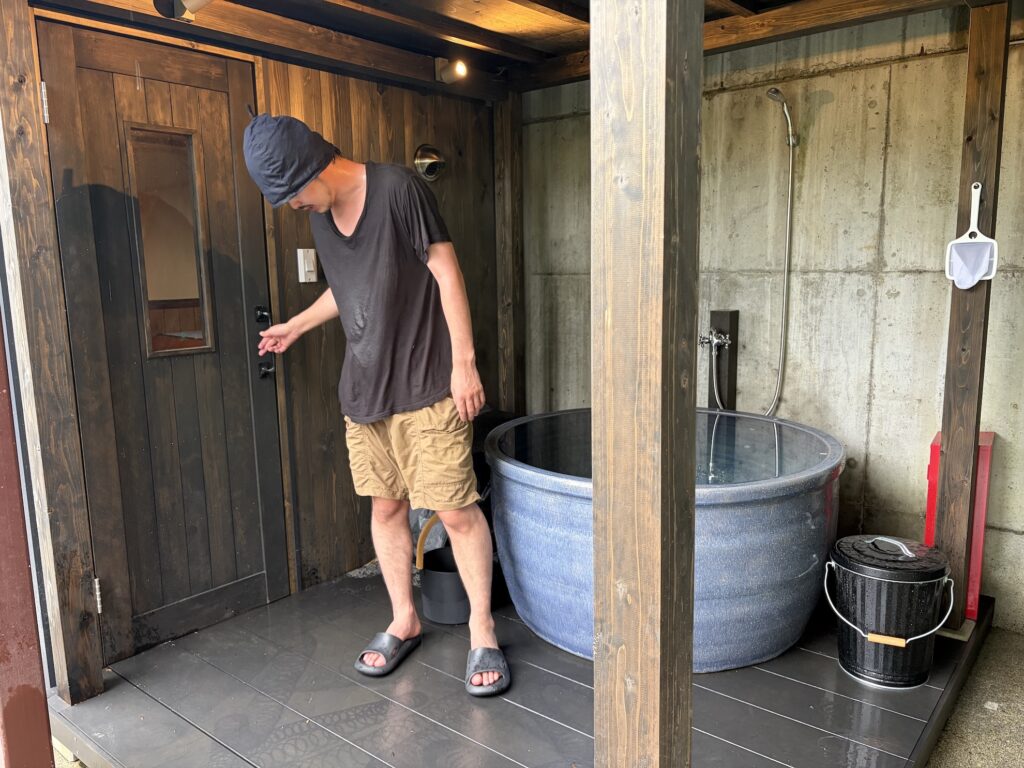 サウナ室を出てすぐ、深型水風呂で垂直に沈み込む1