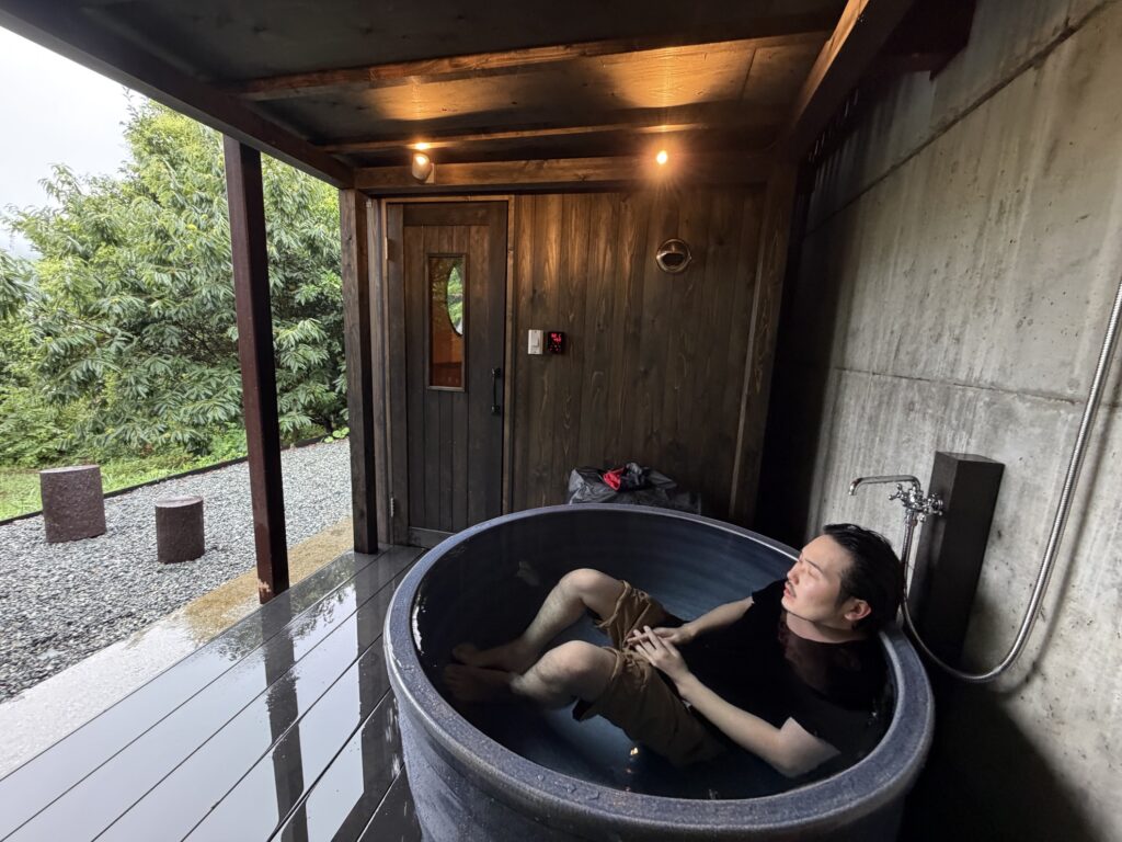 サウナ室を出てすぐ、深型水風呂で垂直に沈み込む2
