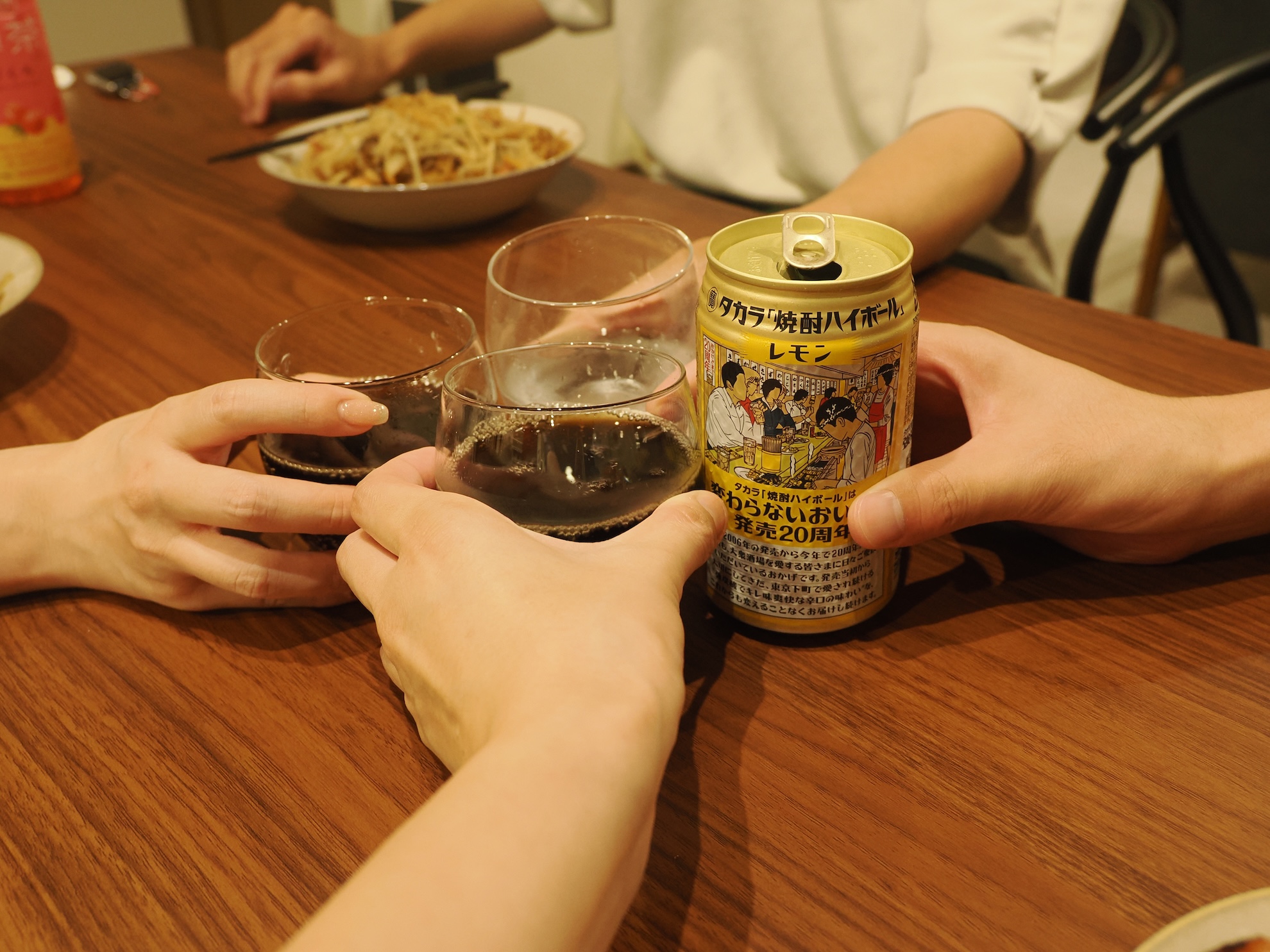湯河原の山並みとバルコニーでの食事