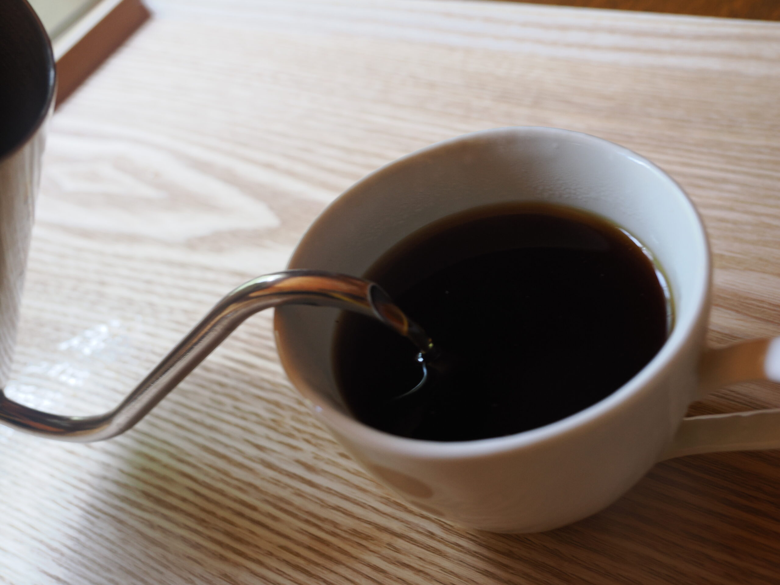 海を見下ろしながら一枚板テーブルで朝食