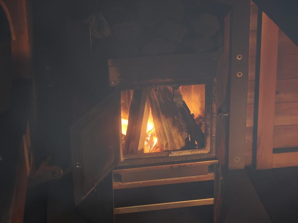 火起こし中はドアを開けて換気を行う