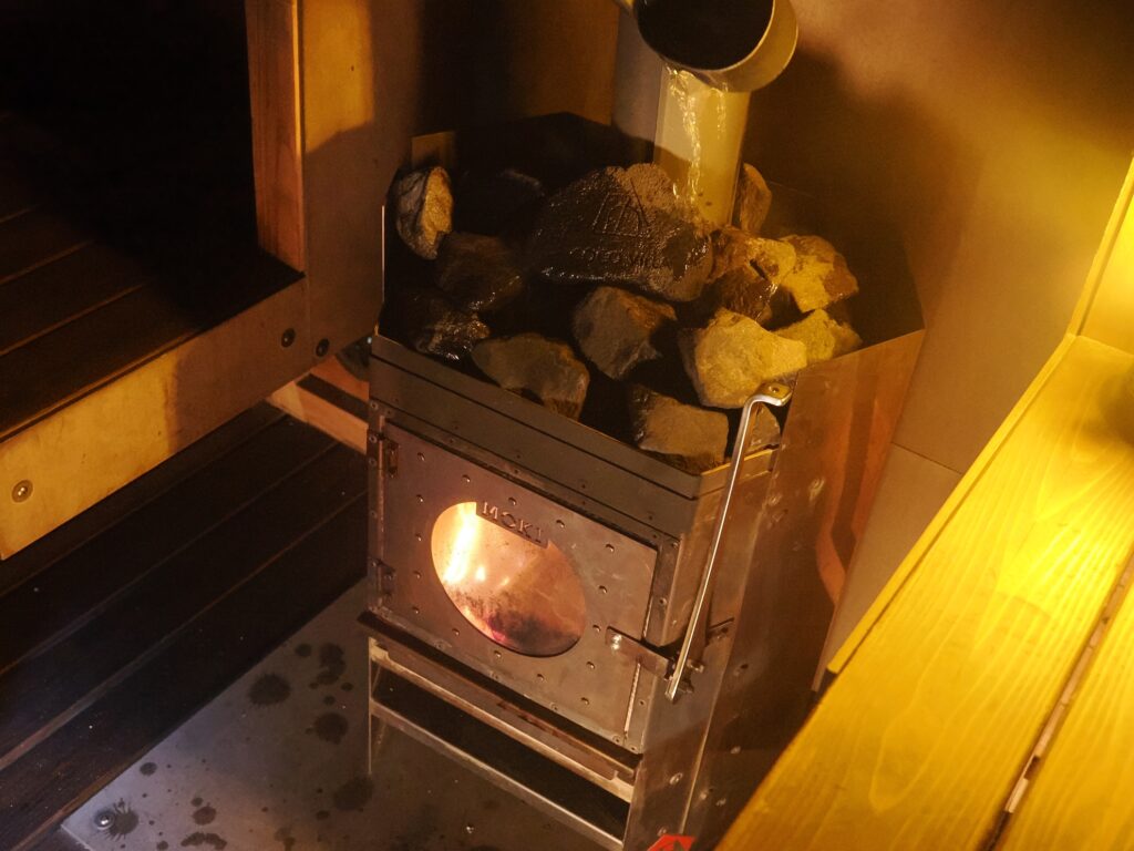 薪サウナならではの香りを楽しむための準備をしておく