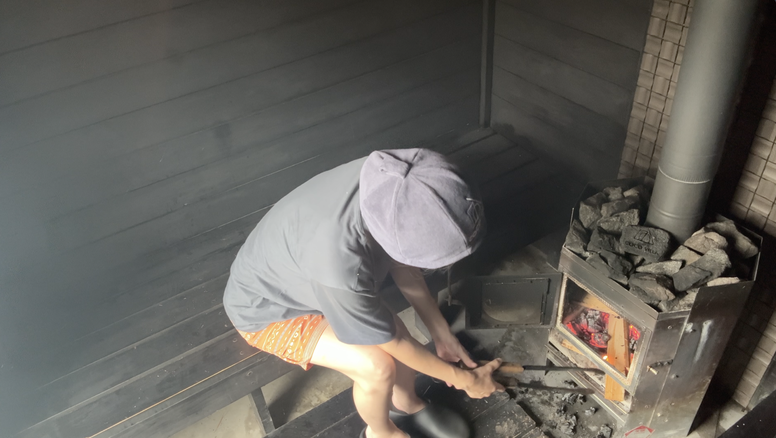 チェックイン後に薪サウナやBBQの準備をするヴィラステイ