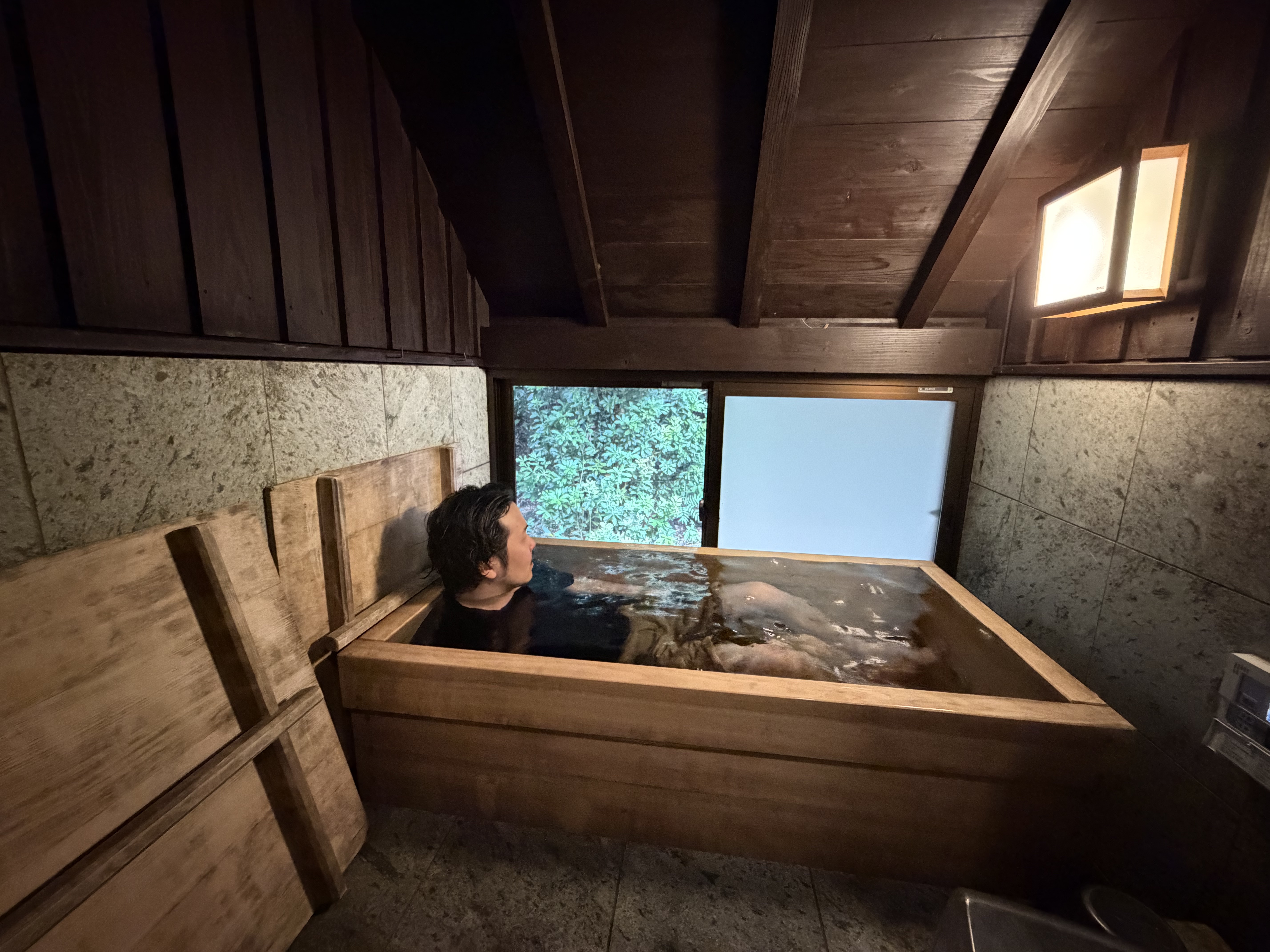 夜のサウナと母屋の檜風呂