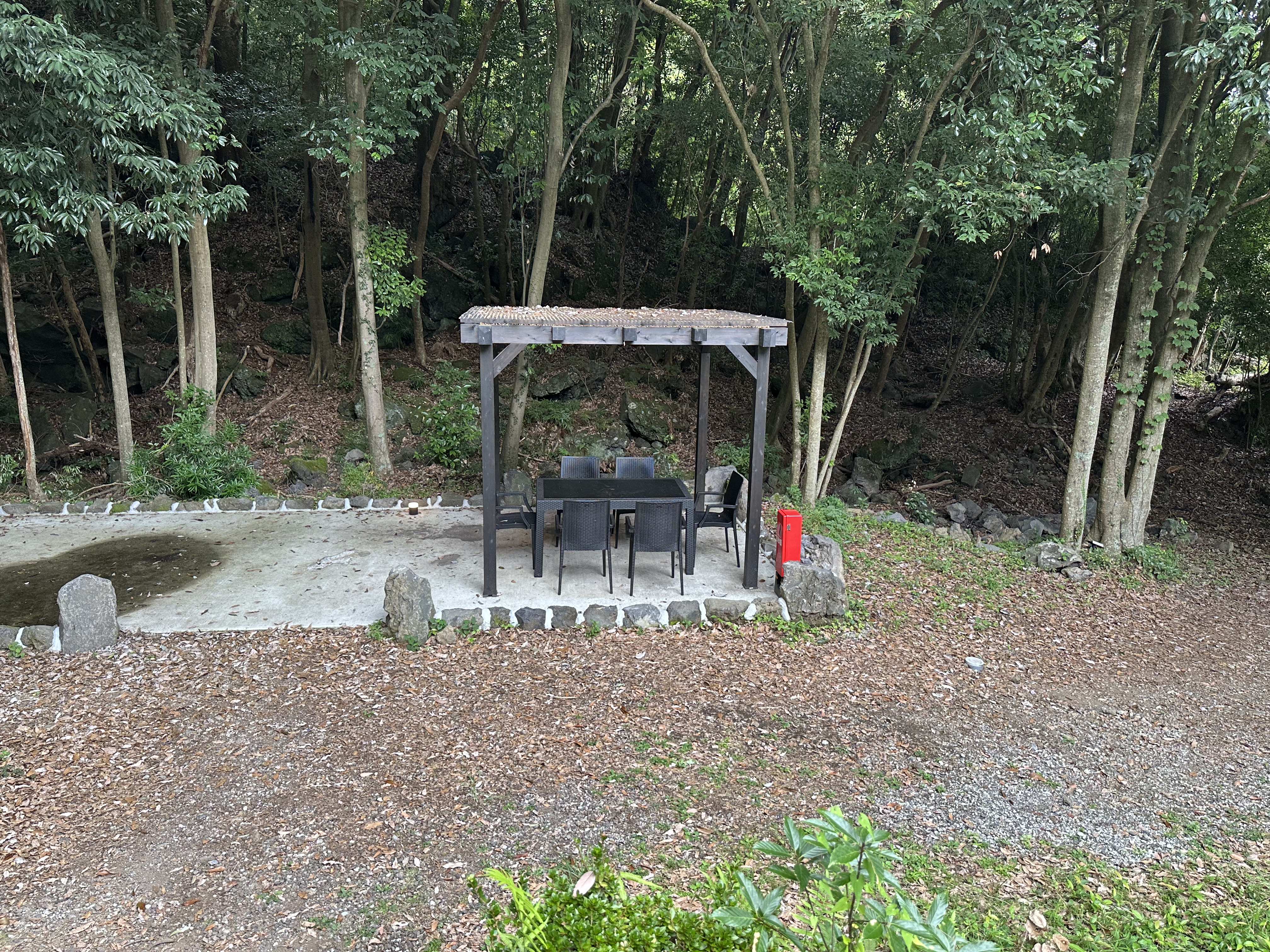 森に囲まれた屋根付きBBQスペース