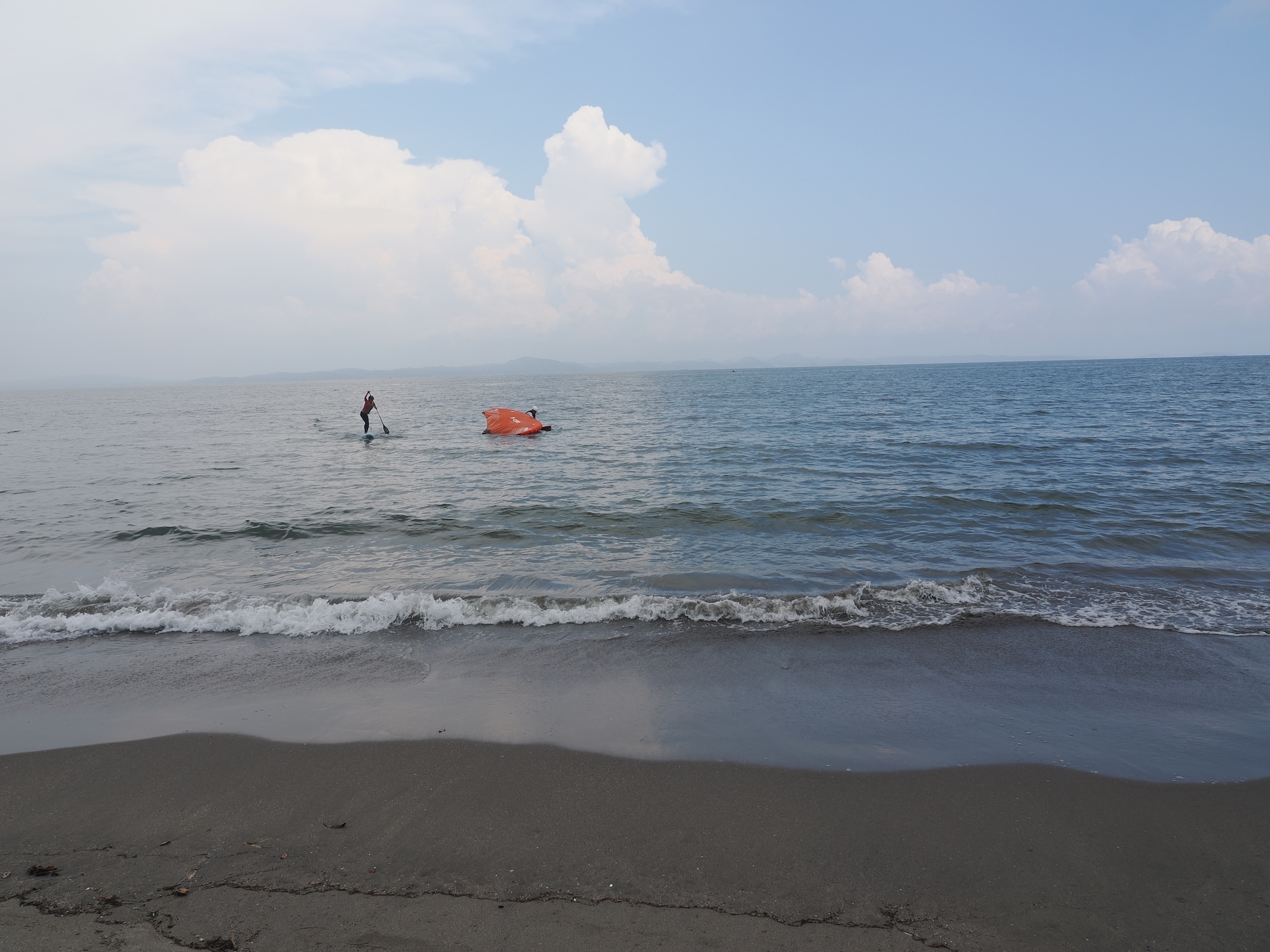 三浦海岸を望む客室と海辺の散策
