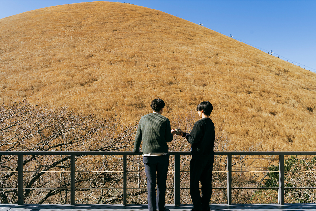 チェックイン後にリビングから大室山を眺める